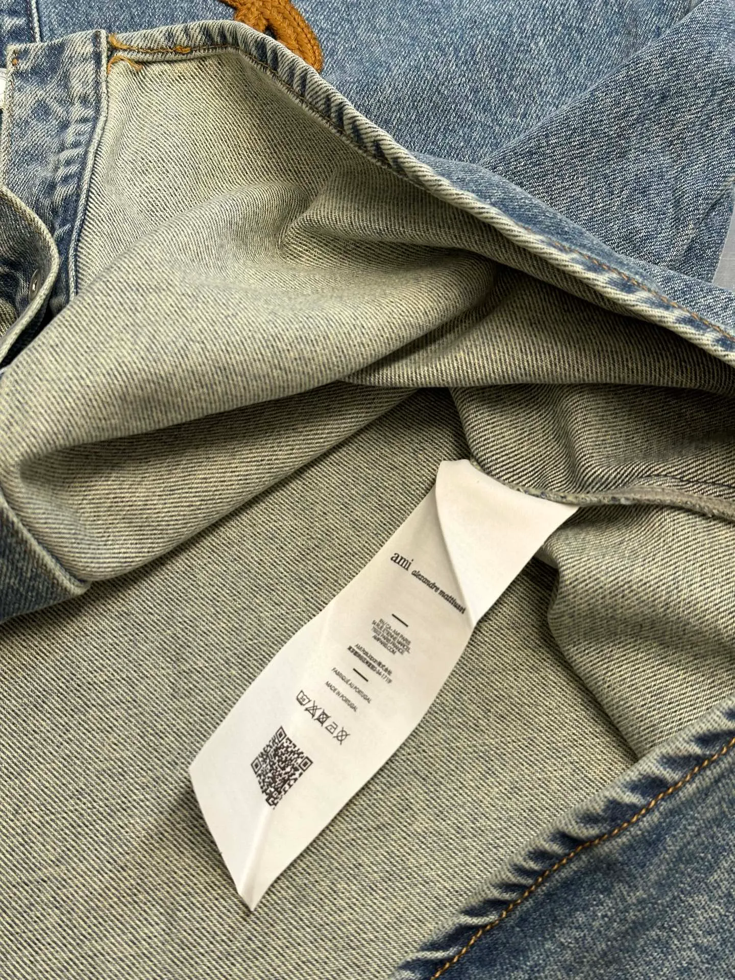 Ami's woven love denim jacket is made of custom-made gelatin soft-gloss combed cotton. The love logo is woven on the chest and is integrated into the body texture with fine stitching. It has its own Maison logo and a minimalist shirt silhouette with a stretch. Using imported machine embroidery seal technology, advanced computer control system and precision mechanical components, Ami weaves the love logo operation. Stone grinding, light fermentation + pulling, bleaching and softening. The mutual friction between the pumice stone and the clothes will cause wear and fading effects on the surface of the denim. Through the combination of pulling and bleaching, the clothes will produce a certain texture and stretching effect while bleaching. Stir-fried snowball Stir-fried salt Specially prepare the corresponding solution, add a certain amount of dye, soak the denim material in it to absorb the solvent, then scrub it and dry it to further fade and oxidize size: s m l xl